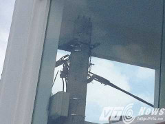 Chủ tịch Hà Nội yêu cầu kiểm tra vụ cột điện ‘mọc’ xuyên nhà 4 tầng