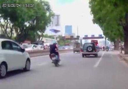 Clip: Thanh niên đánh võng, lấn làn bị ôtô tông ngã sấp mặt