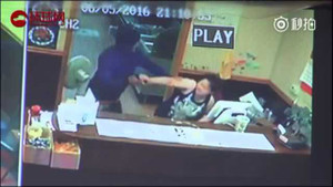 Clip: Tưởng súng giả, bà chủ nhà hàng tay không giật súng của cướp