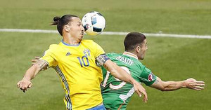 Ibrahimovic khiến đối thủ đốt lưới nhà, Thụy Điển hòa trên thế thua