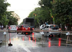 Nghệ An: Cả xe mỡ đổ ra đường, hàng loạt người gặp nạn