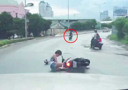 Nữ sinh ngã bất tỉnh sau khi bị giật túi xách