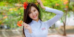 Nữ sinh xinh đẹp khoe sắc bên hoa phượng đỏ