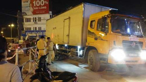 Nhìn mẹ chết thảm dưới gầm xe tải, con gái 2 tuổi gào khóc thảm thiết