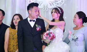 Tất bật cả ngày, chú rể Mạc Hồng Quân mướt mồ hôi bên cô dâu Kỳ Hân