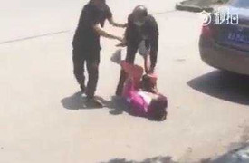 Cầm dao cướp tiền phụ nữ trên phố, bị dân quây đánh tơi tả