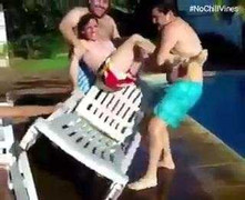 Clip: Chơi khăm bạn thân và cái kết ‘gậy ông đập lưng ông’