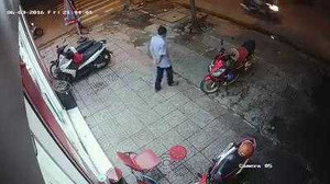 Clip: Dùng kế ‘điệu hổ ly sơn’ trộm xe máy bất thành và cái kết đắng