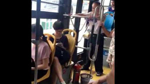 Không nhường ghế xe buýt, cô gái bị cụ ông chửi rủa suốt 5 phút