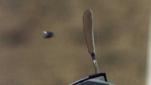 Kinh ngạc sức mạnh chẻ đôi viên đạn của dao cắt bơ