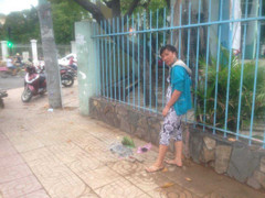 Một phụ nữ bán vé số chết gục bên lề đường