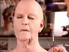 Tròn mắt xem cô gái xinh đẹp hóa bà lão trong video 2 phút