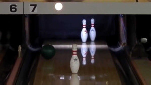 Há hốc mồm xem cú ném bowling ảo diệu không tin nổi