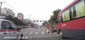 Những pha thoát chết tai nạn giao thông khó tin ở Việt Nam