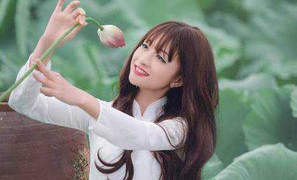 Nữ DJ xinh đẹp khoe eo thon, dáng chuẩn trong áo dài truyền thống