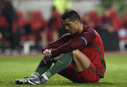Thống kê đáng xấu hổ của Ronaldo sau vòng 1 EURO 2016