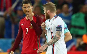 Sự thật clip Ronaldo chảnh chọe từ chối đổi áo với đội trưởng Iceland