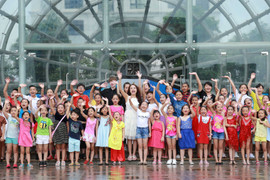 Hàng trăm thí sinh đội mưa casting 'Nhí tài năng 2016' tại Hà Nội