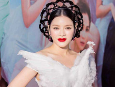 Lý Nhã Kỳ mặc váy họa tiết chim công 3D trên thảm đỏ