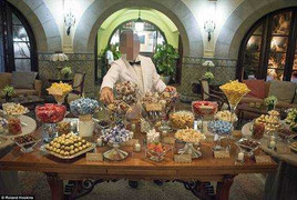 Venezuela trong cơn khủng hoảng: Người bới rác tìm đồ ăn, kẻ ung dung uống rượu mạnh