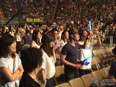 Hoắc Kiến Hoa ôm chặt Lâm Tâm Như giữa 'rừng' fan vây kín