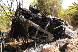  Ôtô chở 5 người đâm vào núi cháy trơ khung