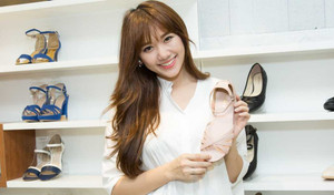 Trấn Thành vắng mặt trong ngày trọng đại của Hari Won