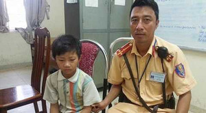CSGT Hà Nội giúp đỡ bé trai 9 tuổi bị lạc trong lúc đi tìm bố
