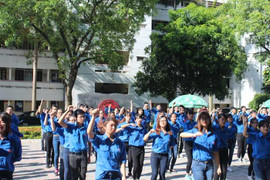 Gần 500 sinh viên ĐH Ngoại thương nhảy flashmob ra quân tình nguyện