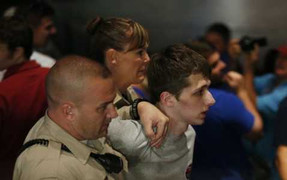 Thanh niên Anh giật súng của cảnh sát để ám sát tỷ phú Donald Trump