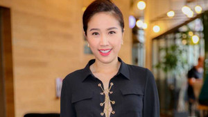 Bảo Thy diện áo xẻ cổ sâu khiến người đối diện tò mò