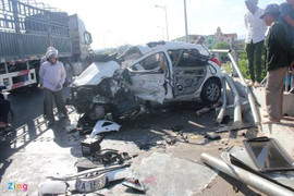 Dân dùng xà beng phá cửa cứu tài xế sau cú đâm gãy lan can cầu vượt