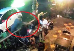 Mải chụp hình check-in khoe đồ ăn, gái xinh bị cướp túi xách