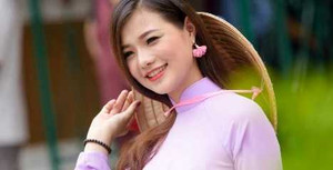 Hot girl Hà thành mặc áo dài tím khoe dáng chuẩn bên nhà thờ Đức Bà