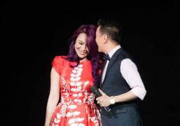 Mỹ Tâm bối rối khi được Đàm Vĩnh Hưng hôn, ôm eo