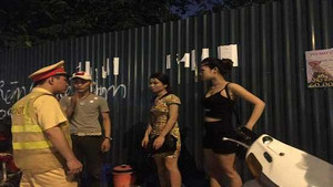 Quái xế 9X chở 'gái dịch vụ' bằng xe biển giả