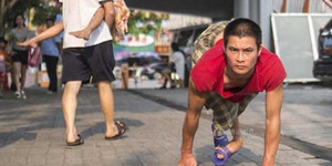 Rơi nước mắt chuyện cha bại liệt bò đi tìm con bị bắt cóc