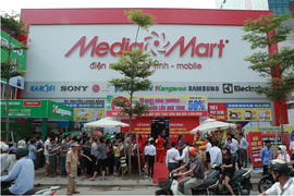 Đội nắng chờ mua hàng khuyến mại dịp khai trương siêu thị điện máy mới