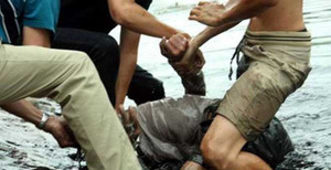 Cảnh sát bơi sông truy bắt tội phạm cướp giật