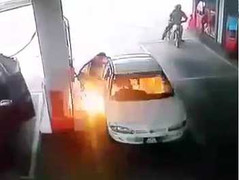 Bé 7 tuổi nghịch bật lửa khi đang đổ xăng, ôtô bùng cháy dữ dội