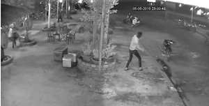 Côn đồ xông vào quán ăn chém người xối xả