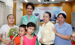 'Cô dâu 8 tuổi' Avika Gor tặng 600 triệu đồng cho bệnh nhi hiểm nghèo