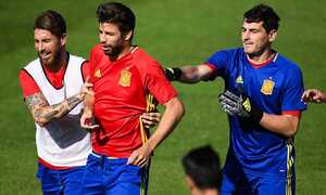 Iker Casillas tát Pique trong buổi tập