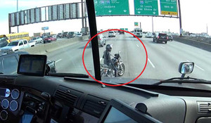 Ngỡ ngàng trước hành động của tài xế xe tải khi bị môtô cản đường trên cao tốc