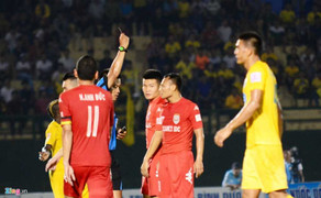 Trọng Hoàng đạp người ác ý, nhận thẻ đỏ