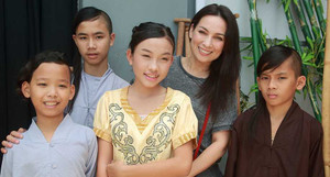 Chị gái Hồ Văn Cường hát lại hit của mẹ nuôi Phi Nhung