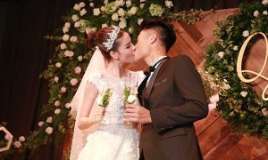 Kỳ Hân nghẹn ngào hạnh phúc khi bạn bè thân thiết đều có mặt