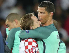 Modric thua trận òa khóc, Ronaldo ôm nhẹ vỗ về