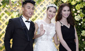 Ngọc Trinh đội mưa, diện 'cây' đen đến chúc mừng Kỳ Hân