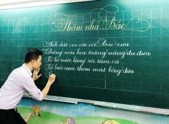 Thầy giáo điển trai có tài viết chữ đẹp như in
